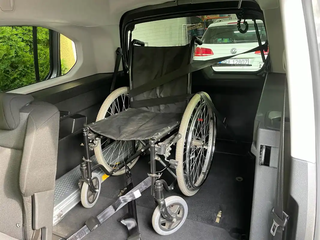 zabudowa-pojazdu-combi-van-do-przewozu-niepelnosprawnych-mrc-marach-000
